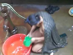 Nhỏ Jane chống phim xet hoc sinh nhat ban lại một cánh gà với một bánh quy